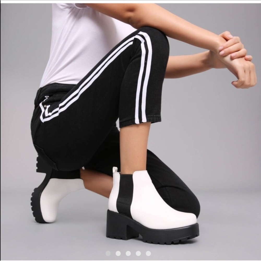 🔥NWOT Chunky white and black ankle booties